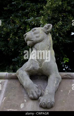 Big cat sculptures en pierre sur le mur des animaux Bute Park, Cardiff Central Banque D'Images