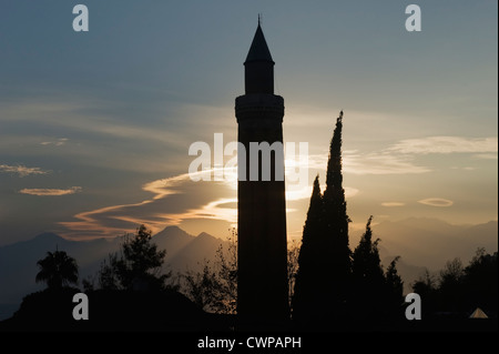 Minaret de la mosquée Yivli Minare et la vieille ville, Antalya, Turquie Banque D'Images