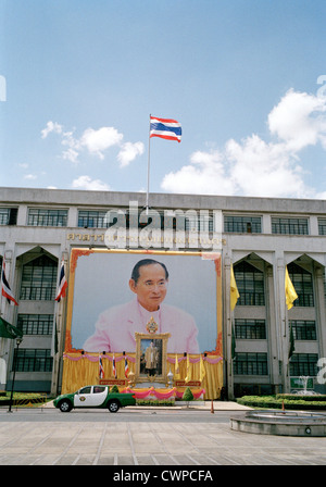 Portrait du roi Bhumibol Adulyadej à Bangkok en Thaïlande en Extrême-Orient asie du sud-est. famille royale de Thaïlande monarchie monarque icône image billet Banque D'Images