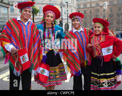 UK. L'Angleterre. Londres. Quatre personnes en costume traditionnel pendant les célébrations du Nouvel An chinois. Banque D'Images