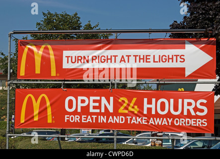 Des signes d'ouverture, pour 24 heures de la direction générale de Mcdonald's restaurant fast food, près de l'aéroport de Heathrow, Londres, Angleterre Banque D'Images