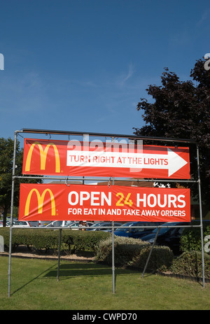 Des signes d'ouverture, pour 24 heures de la direction générale de Mcdonald's restaurant fast food, près de l'aéroport de Heathrow, Londres, Angleterre Banque D'Images