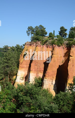Affleurements d'ocre ou d'Ocher ou formations rocheuses à Roussillon dans les collines du Luberon ou Parc régional Vaucluse Provence France Banque D'Images