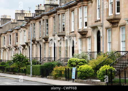 Une rangée de maisons de grès en terrasses sur Ashton Road dans le West End de Glasgow, Écosse, Royaume-Uni Banque D'Images