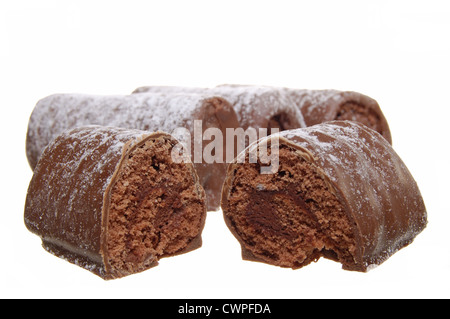 Les journaux au chocolat saupoudrés de sucre glace sur un fond blanc Banque D'Images