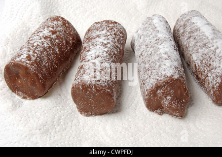 Les journaux au chocolat saupoudrés de sucre glace sur une serviette en papier Banque D'Images