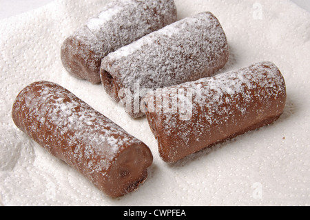 Les journaux au chocolat saupoudrés de sucre glace sur une serviette en papier Banque D'Images