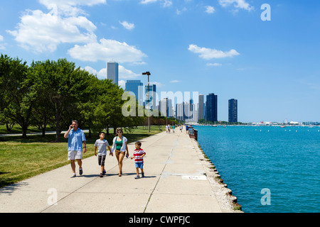 Balades en famille le long de la promenade au bord du lac à Grant Park, le lac Michigan, Chicago, Illinois, États-Unis Banque D'Images