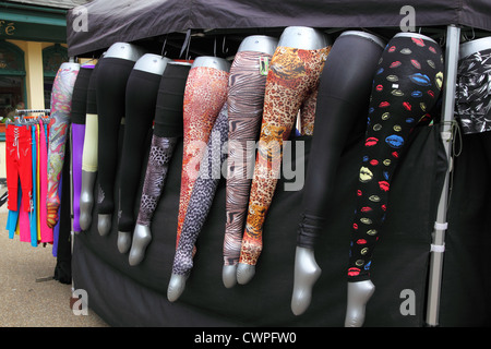 Collants en vente sur un étal de marché. Banque D'Images