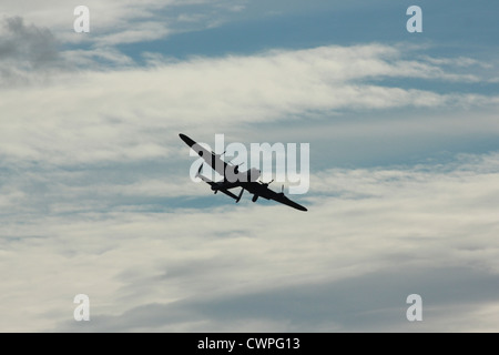 Lancaster du Battle of Britain Memorial Flight faire un passage à basse altitude au cours de Dartmouth, Devon Banque D'Images