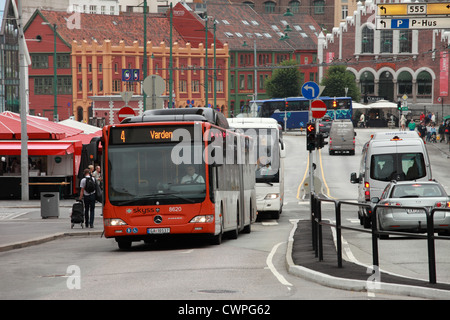 Bus sur une rue de Bergen, Norvège Banque D'Images