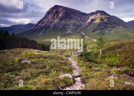 Vue vers le bas l'Escalier du Diable vers Buachaille Etive Mor, Glencoe, dans les Highlands, Ecosse, Royaume-Uni Banque D'Images