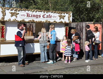 Les gens faisant la queue pour acheter des glaces Beamish Museum, Angleterre du Nord-Est, Royaume-Uni Banque D'Images