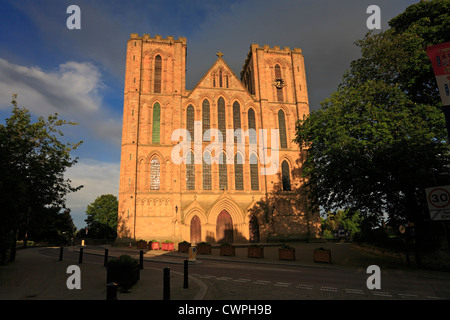 L'ouest de la cathédrale de Ripon avant dans la lumière du soleil du soir, Ripon, North Yorkshire, Angleterre, Royaume-Uni. Banque D'Images