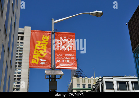 Panneau solaire sur un lampadaire à l'Académie des Sciences de Californie bannière pour tremblement de la pièce Banque D'Images