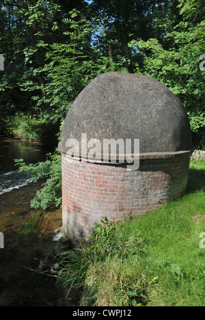 Un bâtiment abritant un vérin hydraulique vert et Carter. Immobiliers, Glandford Bayfield, Norfolk, Angleterre. Banque D'Images