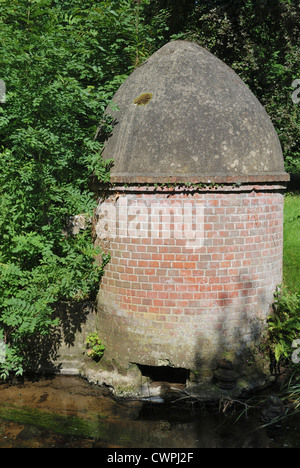 Un bâtiment abritant un vérin hydraulique vert et Carter. Immobiliers, Glandford Bayfield, Norfolk, Angleterre. Banque D'Images