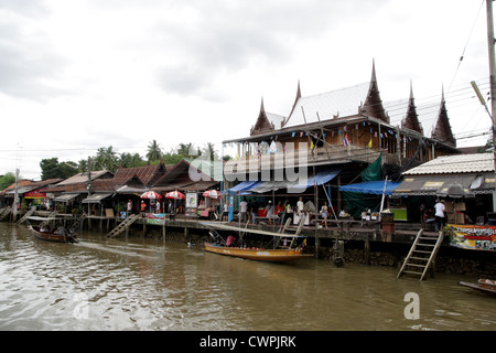 Vieille maison en bois thaïlandais le long du canal Amphawa Banque D'Images