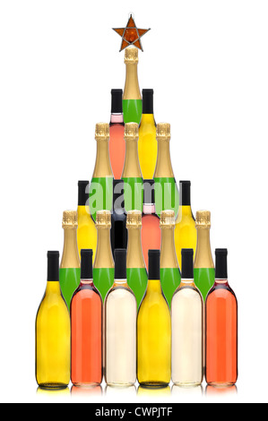 Forme d'arbre de Noël fabriqué à partir de vin et des bouteilles de champagne avec une étoile sur le haut de la bouteille Banque D'Images