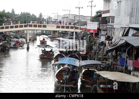 Marché flottant d'Amphawa à Samut Songkram , Thaïlande Banque D'Images