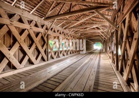 L'intérieur d'un vieux pont couvert de Watson Mill State Park, Georgia, USA. Banque D'Images