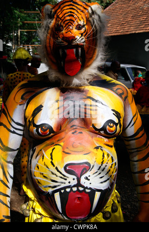 Pulikali danseur dans Onam célébrations au Kerala Inde.Puli Kali ou Kaduvakali est coloré loisirs de l'art folklorique de jouer les tigres Banque D'Images