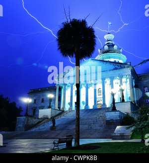 La foudre au-dessus de South Carolina State House à Columbia, en Caroline du Sud, USA. Banque D'Images