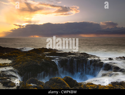 Thor est bien, les cuisiniers Chasm, Cape Perpetua, côte de l'Oregon, USA Banque D'Images