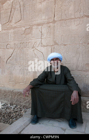 L'homme en robe traditionnelle égyptienne au temple d'Edfou vallée du Nil, temple dédié à Horus Dieu en Haute Egypte Banque D'Images