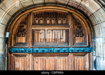 Belle porte en bois, avec voûte en pierre entouré de sculptures Banque D'Images