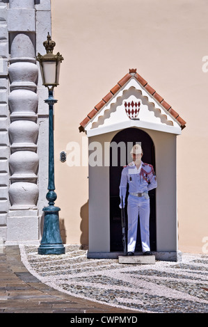 Garde côtière canadienne dans une hutte de sentinelle à l'entrée du palais du Prince à Monaco Banque D'Images