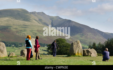 Certaines personnes d'explorer la nature spirituelle de cercle de pierres de Castlerigg dans le Lake District, Cumbria Banque D'Images