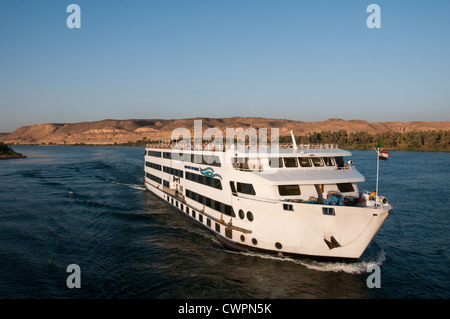 Bateau de croisière sur le Nil entre Louxor et Assouan en Egypte Banque D'Images