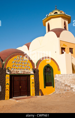 Mosquée de Nubian ,Gharb Soheil Nubian Village sur la rive ouest du Nil à Assouan Egypte suivant Banque D'Images