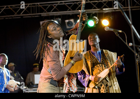 Habib Koite, musicien malien, sur scène avec Bassekou Kouyate au festival au désert près de Tombouctou, Mali Banque D'Images