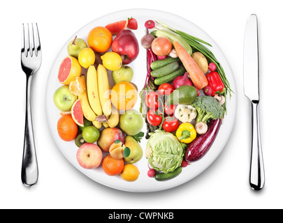 Les fruits et les légumes sont de part et d'autre de la plaque. Image sur fond blanc. Banque D'Images