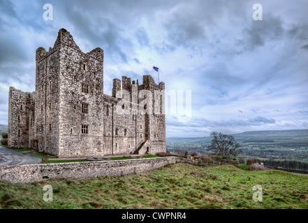 Le Château médiéval de Bolton dans Yorkshire, Angleterre se dresse sur une colline dominant la campagne ancienne Banque D'Images