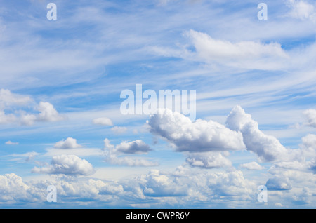 Ciel bleu avec des nuages Banque D'Images