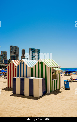 Changer de couleur huttes sur la plage Levante de Benidorm,s. Banque D'Images