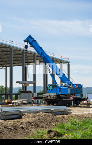 Site de construction avec grue mobile bleu Banque D'Images