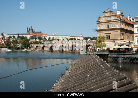 Prague - Prague, le Pont Charles, le Musée Smetana et le château Banque D'Images