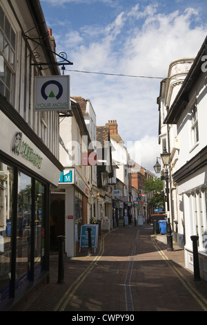 Ashford Kent Angleterre vue le long partie étroite de High Street, dans le centre-ville Banque D'Images