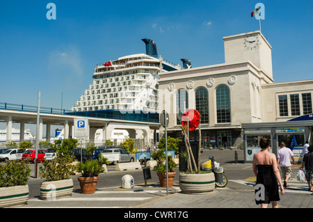 L'entrée du port de mer à Naples à Piazzale Stazione Marittima avec le paquebot de croisière Celebrity Solstice sur la gauche. Banque D'Images