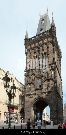 Prague - la tour poudrière, Prasna brana - à la fin de la rue Celetna Banque D'Images