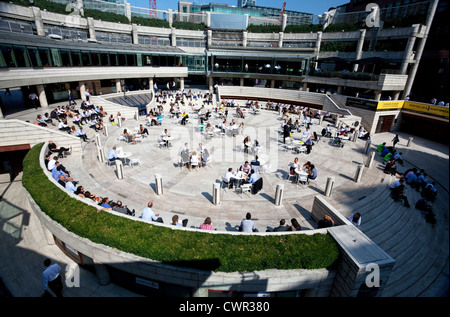 Les travailleurs de la ville vous pourrez déjeuner en plein air dans Broadgate Circle, Londres Banque D'Images