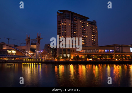 Royaume-uni, Angleterre, Salford Quays, Lowry Centre et souverain au point Manchester Ship Canal de nuit Banque D'Images