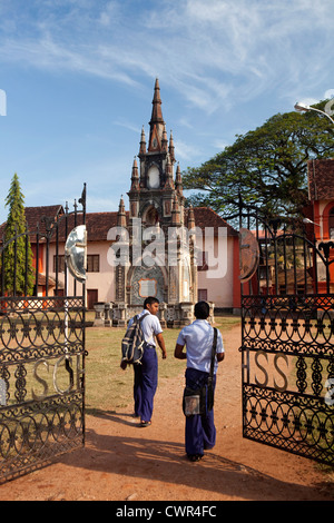 L'Inde, Kerala, Cochin, fort Cochin, mémorial de l'époque coloniale en raison de santa cruz senior school Banque D'Images