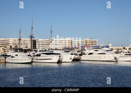 Yachts dans la marina d'Alicante, Espagne Banque D'Images