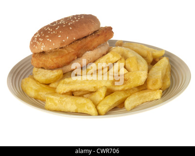 Poisson britannique traditionnel et Chip Shop burger de poulet à emporter dans un petit pain avec plaquettes Chunky, isolé sur un fond blanc, avec un chemin de détourage Banque D'Images