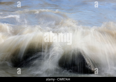 Les roches des rives et le fracas des vagues le long de rives du lac Winnipeg, du parc provincial Hecla, Manitoba, Canada Banque D'Images